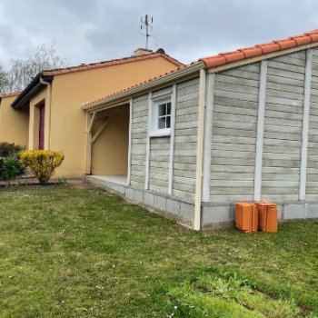 Abri de jardin en béton aspect bois 2 pentes avec auvent
